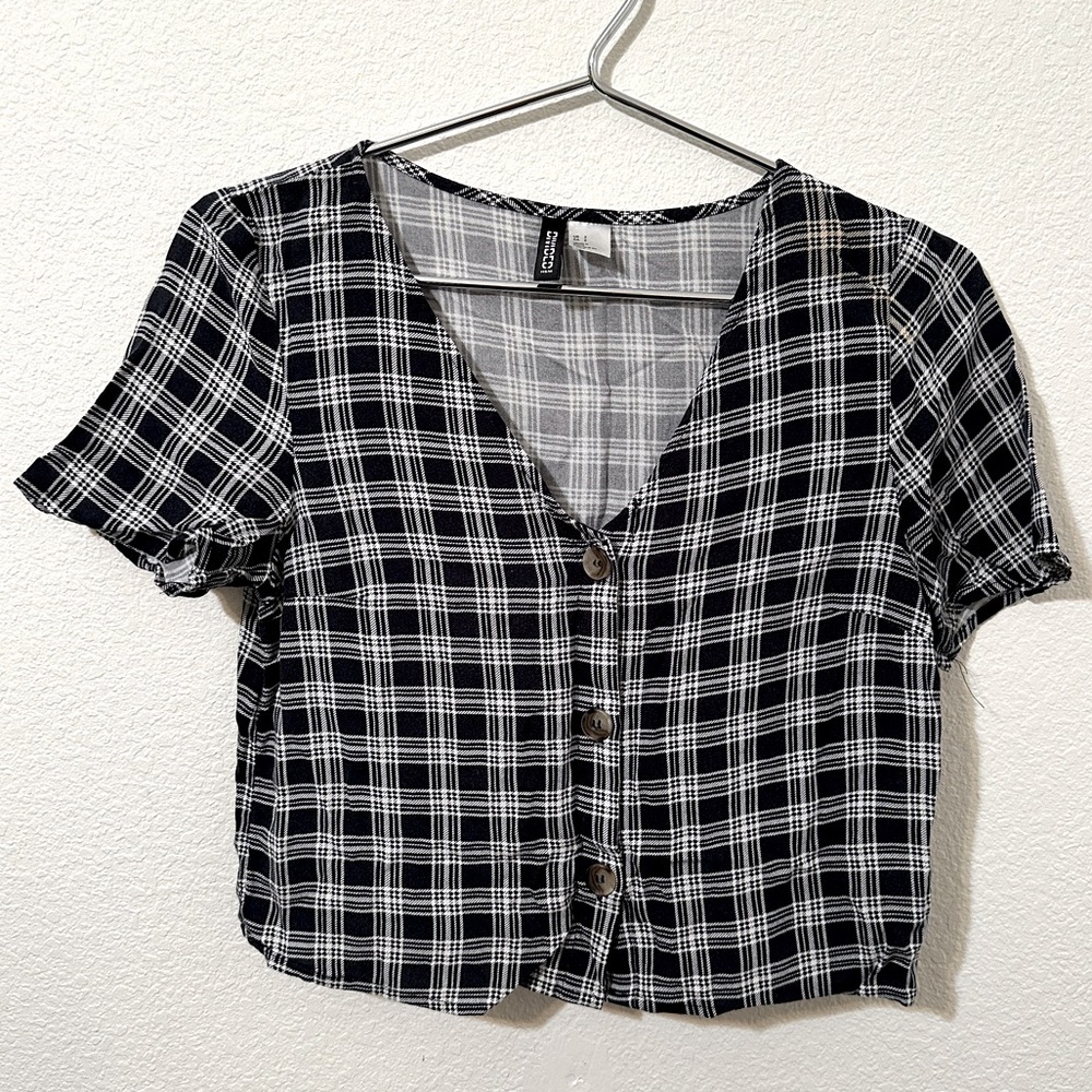 🍩H&M🍩 DIVIDED Black & White Plaid Short Sleeve Button Up V-Neck Top